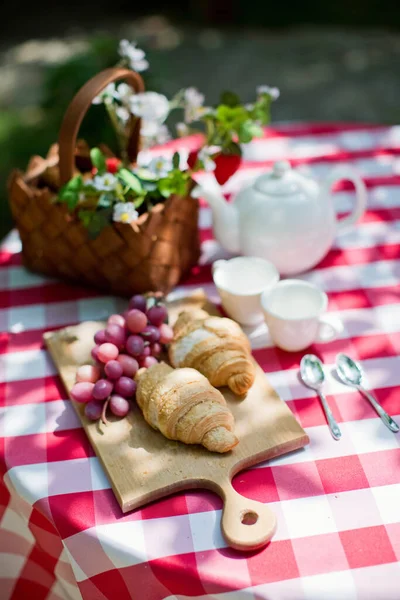 Leckere Croissants Mit Trauben Auf Dem Holztisch Picknickzeit — Stockfoto
