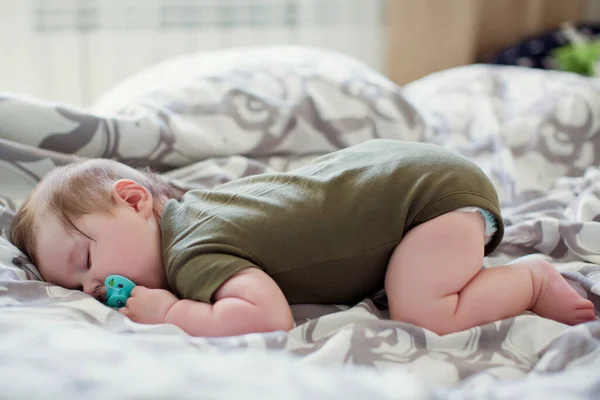 眠っている赤ちゃんと青いペースメーカー — ストック写真