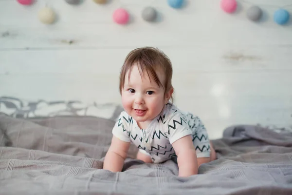 Niedliche Kaukasische Baby Einem Weißen Tuch Spielen Auf Dem Bett — Stockfoto