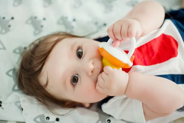 かわいい男の子は赤ちゃんのニブラーから果物を食べる — ストック写真