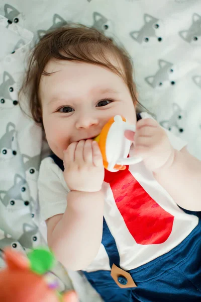 Roztomilý Chlapeček Ovoce Dětského Okousávače — Stock fotografie
