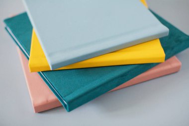 Mavi, sarı, yeşil ve pembe kitaplardan oluşan mavi arka plan