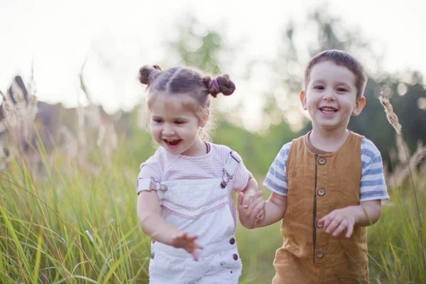 Chłopiec Dziewczynka Bawią Się Polu Zachodzie Słońca Cute Brat Siostra — Zdjęcie stockowe