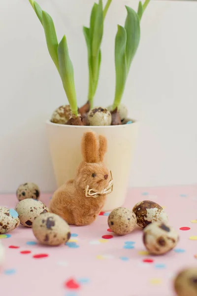 Conejo Pascua Huevos Codorniz Tulipanes Una Maceta Decoraciones Pascua — Foto de Stock