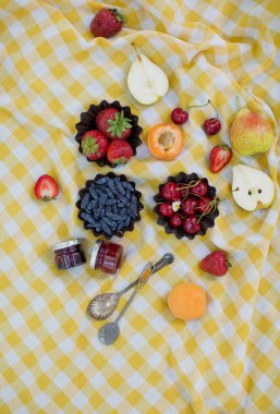 Parkta piknik. Taze meyve ve lezzetli reçelli küçük kavanozlar.