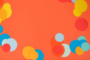 Renkli kağıt çemberli turuncu arkaplan