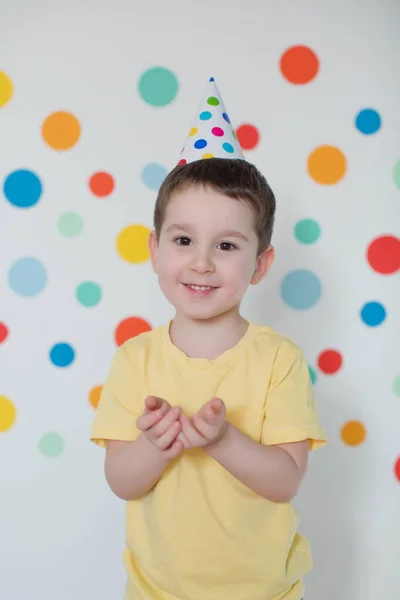 Menino Caucasiano Criança Chapéu Aniversário Fundo Parede Com Círculos Coloridos — Fotografia de Stock