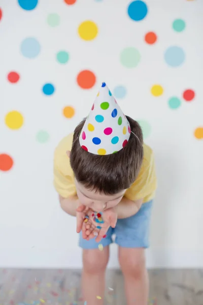 Maluch Kaukaski Chłopiec Urodzinowym Kapeluszu Tle Ściany Kolorowymi Kółkami — Zdjęcie stockowe