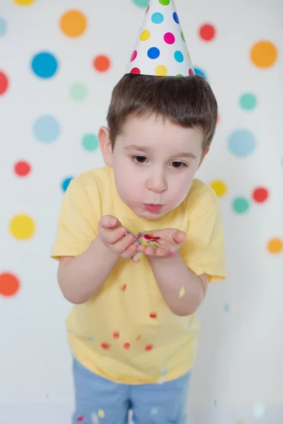 Maluch Kaukaski Chłopiec Urodzinowym Kapeluszu Tle Ściany Kolorowymi Kółkami — Zdjęcie stockowe