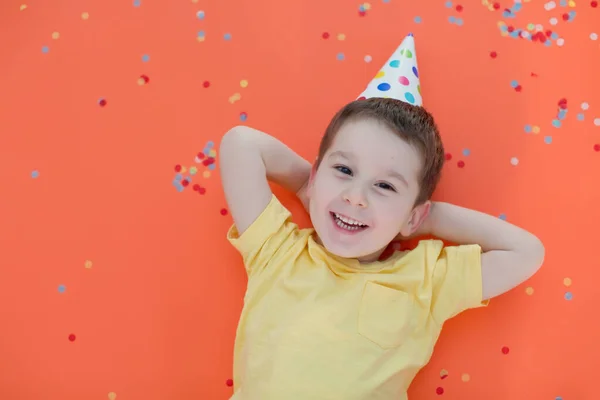 Menino Caucasiano Criança Chapéu Aniversário Fundo Papel Vermelho Com Confete — Fotografia de Stock