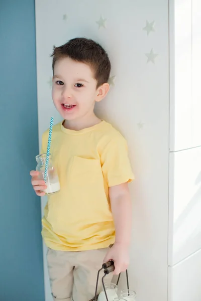 Maluch Biały Chłopiec Żółtym Shirt Posiada Butelki Vintage Mlekiem — Zdjęcie stockowe
