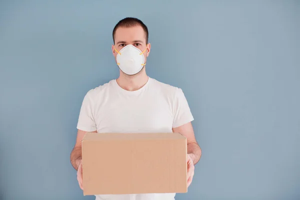 Homem Caucasiano Usando Respirador Com Caixa Papelão Fundo Azul Entrega — Fotografia de Stock