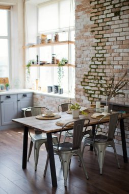 Ahşap detaylar ve büyük pencerelerle aydınlık mutfak.