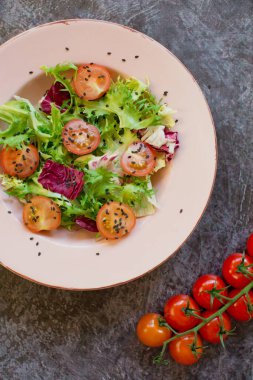 Lezzetli ve taze domates ve siyah susam tohumlu diyet salatası.