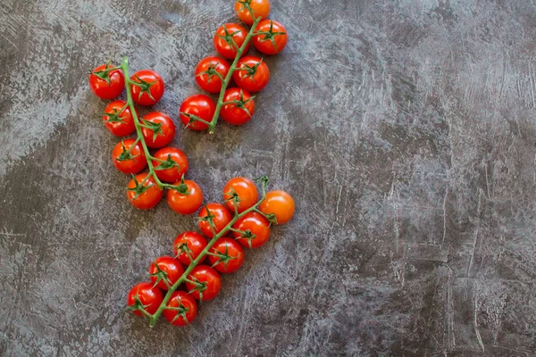 Świeże Dojrzałe Pomidory Wiśniowe Czarnym Tle — Zdjęcie stockowe