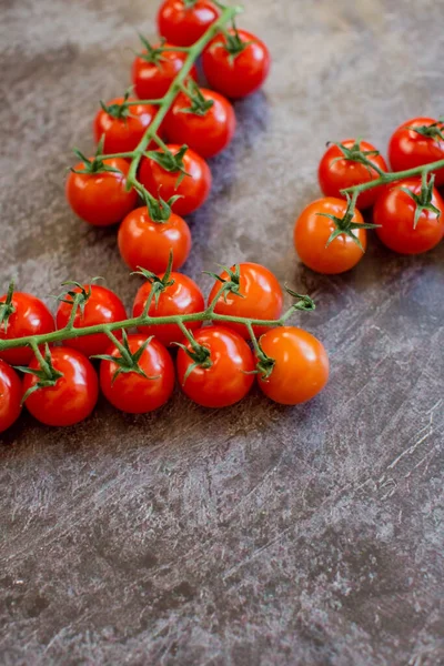 Świeże Dojrzałe Pomidory Wiśniowe Czarnym Tle — Zdjęcie stockowe