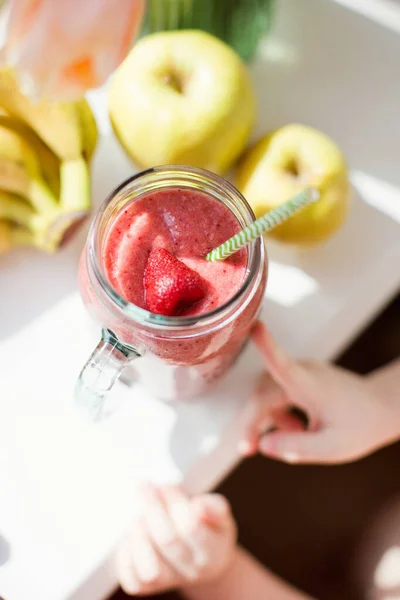 健康的な食事スムージーイチゴ バナナ リンゴをガラスのマソン瓶に入れます 健康的な飲み物と子供のタッチガラス瓶 — ストック写真