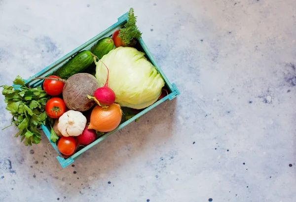 Verduras Frescas Una Caja Madera Azul Entrega Comida Mercado Ecológico — Foto de Stock