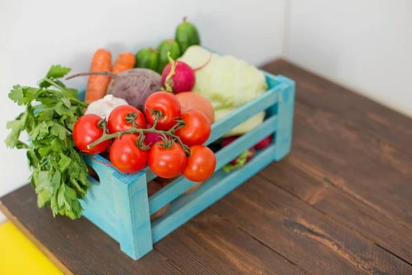 Verduras Frescas Una Caja Madera Azul Entrega Comida Mercado Ecológico — Foto de Stock