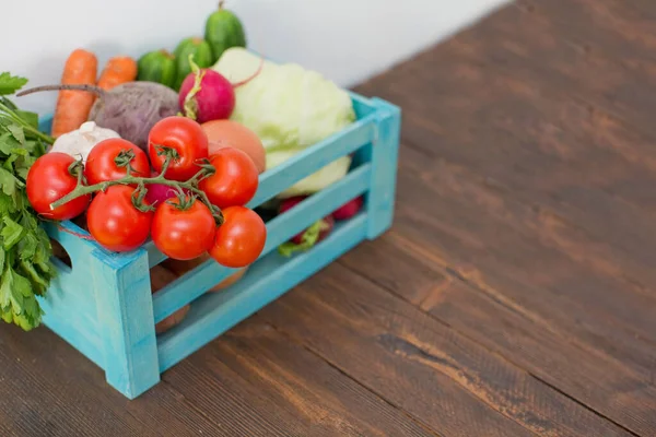 Verduras Frescas Una Caja Madera Azul Entrega Comida Mercado Ecológico — Foto de Stock