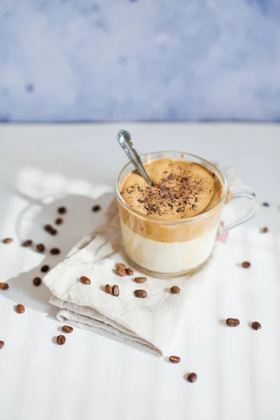 Café Glacé Dalgona Dans Une Tasse Verre Café Fouetté Crémeux — Photo