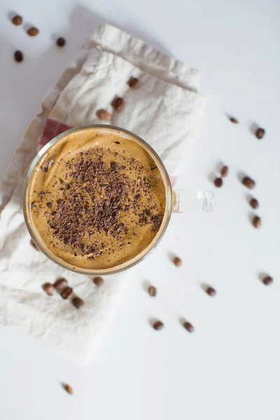 Café Glacé Dalgona Avec Poudre Chocolat Dans Une Tasse Verre — Photo