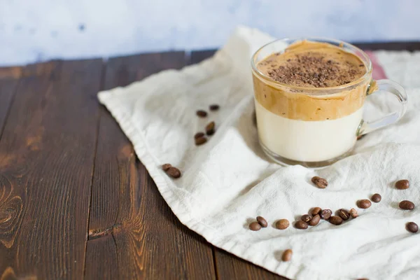 Café Glacé Dalgona Avec Poudre Chocolat Dans Une Tasse Verre — Photo