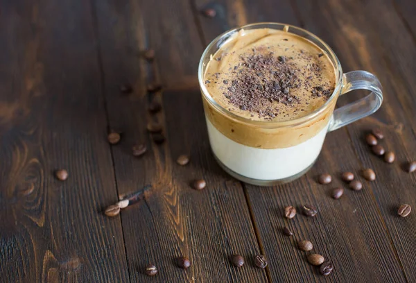 Café Glacé Dalgona Avec Poudre Chocolat Dans Une Tasse Verre — Photo