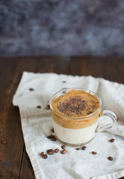 Café Glacé Dalgona Avec Poudre Chocolat Dans Une Tasse Verre — Photo