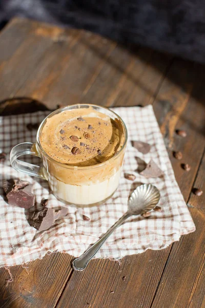 Café Glacé Dalgona Avec Poudre Chocolat Dans Une Tasse Verre — Photo