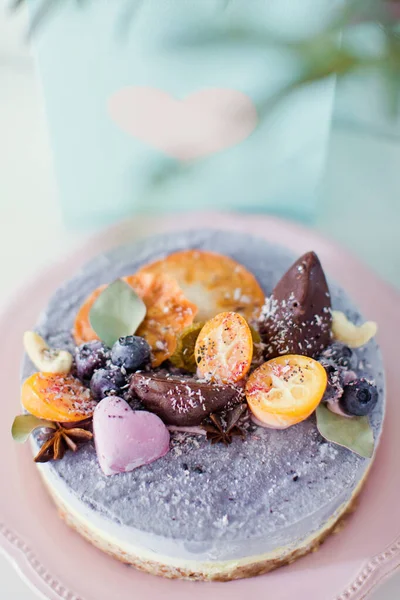 Κέικ Vegan Ακατέργαστο Φρούτα Σπόρους Διακόσμηση Σοκολάτας Και Λουλουδιών Στο — Φωτογραφία Αρχείου