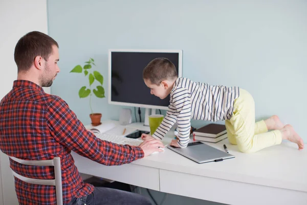 Trabajar Desde Casa Con Niños Durante Cuarentena Del Covid Joven — Foto de Stock