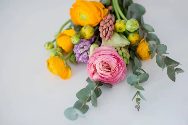 Bellissimo Bouquet Con Fiori Ranuncolo Arancio Rosa Eucalipto Giacinto Vaso — Foto Stock