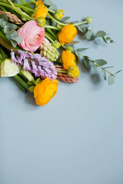 Hermoso Ramo Con Flores Ranúnculo Naranja Rosa Eucalipto Jacinto Sobre — Foto de Stock