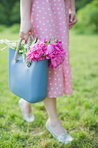 Женщина Гуляет Парке Розовыми Пионами Внутри Синей Сумки — стоковое фото