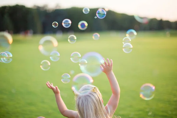 Pequeña Niña Atrapando Burbujas Jabón Prado Atardecer — Foto de Stock