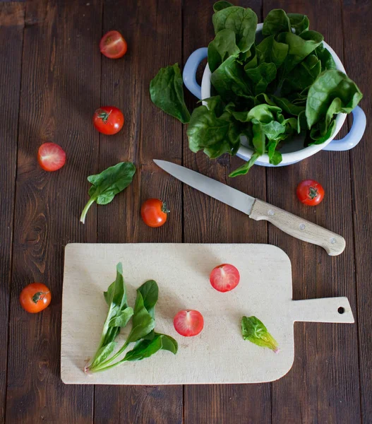 Świeże Pomidory Liście Szpinaku Drewnianej Desce Krojenia Sałatka Dietetyczna — Zdjęcie stockowe