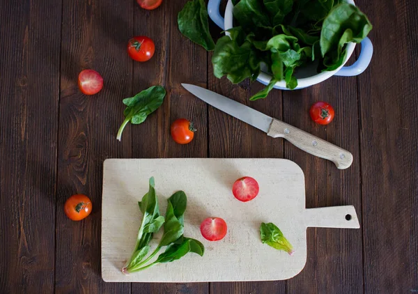 Świeże Pomidory Liście Szpinaku Drewnianej Desce Krojenia Sałatka Dietetyczna — Zdjęcie stockowe