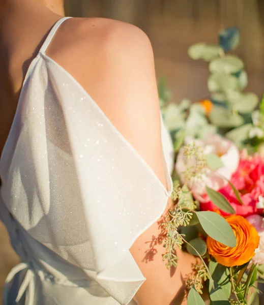 Sposa Tiene Bouquet Sposa Con Bellissimi Fiori Nastri Seta Alle — Foto Stock