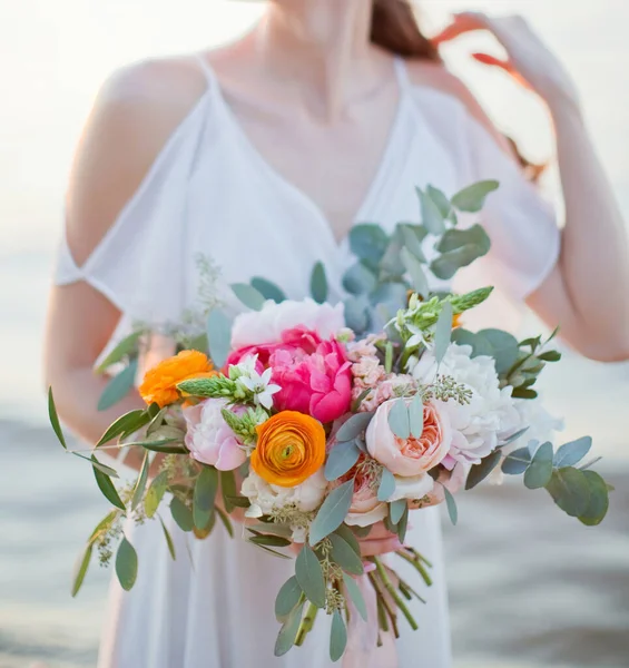 Noiva Detém Buquê Casamento Com Belas Flores Fitas Seda Rosa — Fotografia de Stock