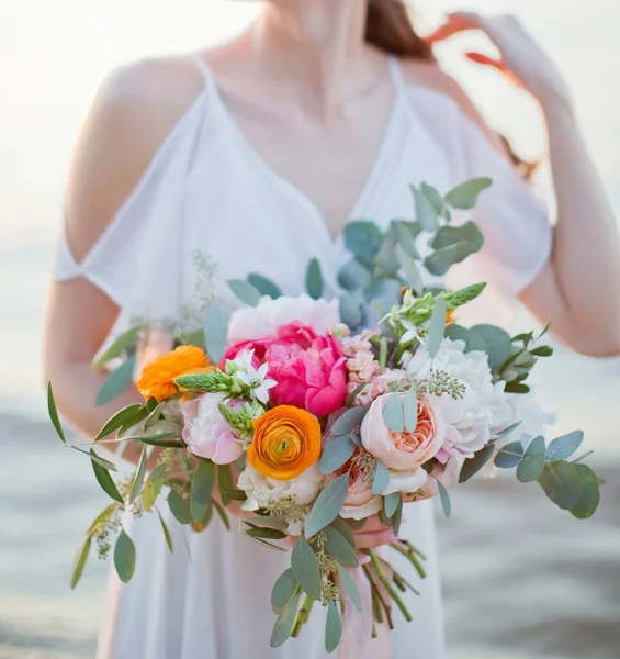 Sposa Tiene Bouquet Sposa Con Bellissimi Fiori Nastri Seta Rosa — Foto Stock