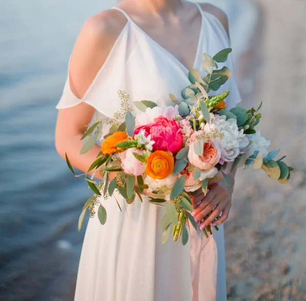 Panna Młoda Posiada Bukiet Ślubny Pięknymi Kwiatami Różowymi Wstążkami Jedwabiu — Zdjęcie stockowe