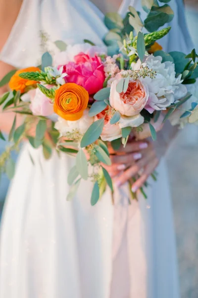 Sposa Tiene Bouquet Sposa Con Bellissimi Fiori Nastri Seta Rosa — Foto Stock