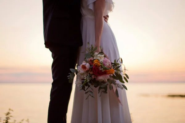 Ung Man Och Kvinna Med Ljusa Bukett Stå Nära Havet — Stockfoto