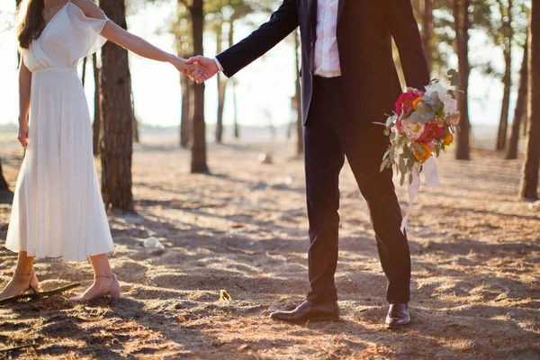 Sposa Sposo Tengono Mano Camminano Vicino Mare Alla Luce Del — Foto Stock
