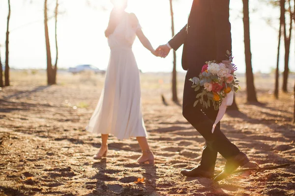 Sposa Sposo Tengono Mano Camminano Vicino Mare Alla Luce Del — Foto Stock
