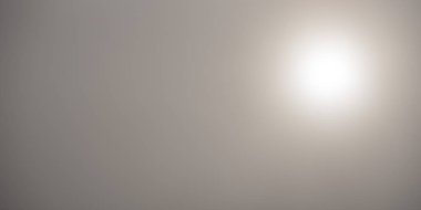 Güneş sislerin arkasında gizlidir. Sisli bir gün.