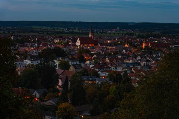 Barrio de la ciudad Mindelheim fotografiado desde el Mindelburg en nig — Foto de Stock