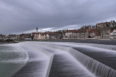 Schöne Stadt Landsberg am Lech in Bayern Deutschland mit einem Wasserfall