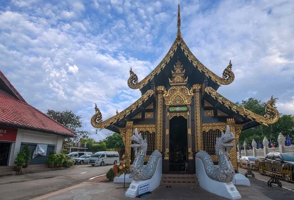Chiang Mai, Tailândia, a antiga cidade de monumentos lado mosteiro quadrado do templo — Fotografia de Stock